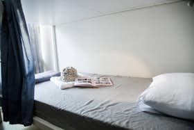 Общая комната сдается в аренду за 350 € в месяц в Athens, Ippokratous