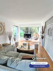 Lägenhet att hyra för 600 € i månaden i Fontenay-le-Fleury, Square Gaspard Monge