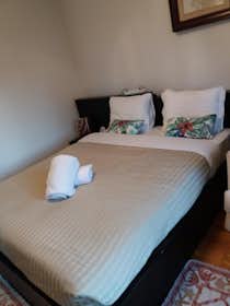 Private room for rent for €800 per month in Lisbon, Rua Manuel da Silva Leal