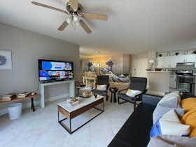 Apartment for rent for €5,108 per month in Miami, E Country Club Dr