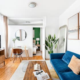 公寓 正在以 $4,863 的月租出租，其位于 New York City, Christopher St