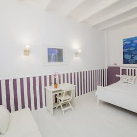 Private room for rent for €970 per month in Barcelona, Ronda de Sant Antoni