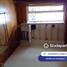 Apartment for rent for €1,000 per month in Fontenay-sous-Bois, Rue Pierre Demont