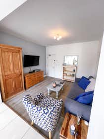 Apartment for rent for £3,784 per month in Bristol, Upper Station Road