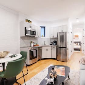 公寓 正在以 $4,725 的月租出租，其位于 New York City, 1st Ave