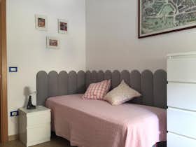 私人房间 正在以 €280 的月租出租，其位于 Caserta, Via Tevere