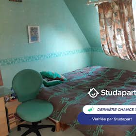 Haus zu mieten für 340 € pro Monat in Beaucouzé, Square Auguste Rodin