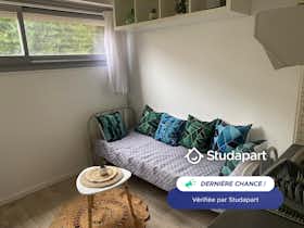 Appartement te huur voor € 485 per maand in Nîmes, Rue des Marronniers