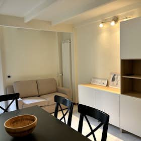 Apartment for rent for €2,400 per month in Milan, Via Mosè Bianchi