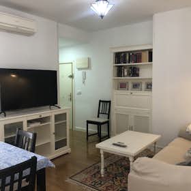 Apartment for rent for €2,097 per month in Madrid, Calle de Sánchez Barcáiztegui