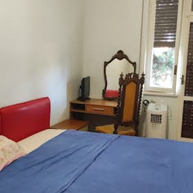 Отдельная комната сдается в аренду за 600 € в месяц в Rome, Via Emilio Macro