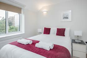 Appartamento in affitto a 4.949 £ al mese a Surbiton, Maple Road