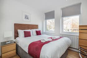 单间公寓 正在以 £3,600 的月租出租，其位于 Leatherhead, Bridge Street