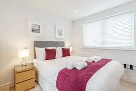 Appartement à louer pour 4 350 £GB/mois à Guildford, Walnut Tree Close
