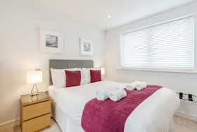 Квартира за оренду для 4 350 GBP на місяць у Guildford, Walnut Tree Close