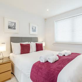 Appartement te huur voor £ 4.350 per maand in Guildford, Walnut Tree Close
