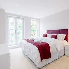 Appartement te huur voor £ 3.905 per maand in Reigate, London Road