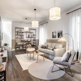 Apartment for rent for €4,256 per month in Madrid, Calle de las Huertas