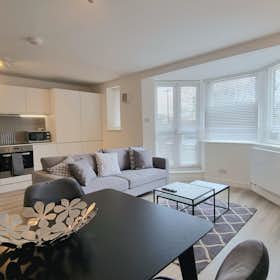 Apartment for rent for £5,932 per month in London, Kew Bridge Court