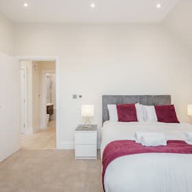 Apartment for rent for £5,160 per month in Surbiton, Oak Hill Road