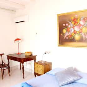 Отдельная комната сдается в аренду за 650 € в месяц в Palermo, Via Argenteria