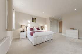 Appartement te huur voor £ 4.712 per maand in Esher, Ember Lane