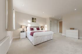 Квартира сдается в аренду за 4 750 £ в месяц в Esher, Ember Lane