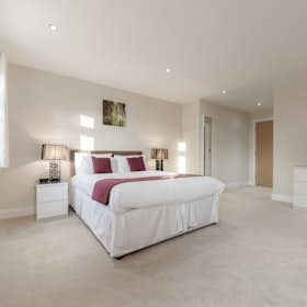 Квартира сдается в аренду за 4 725 £ в месяц в Esher, Ember Lane