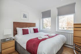 Lägenhet att hyra för 3 877 GBP i månaden i Leatherhead, Bridge Street