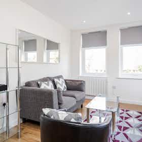 公寓 正在以 £4,860 的月租出租，其位于 Leatherhead, Bridge Street
