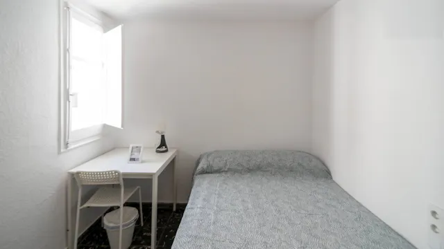 Private room in Carrer Germans Villalonga, Valencia (1400645) room image 1