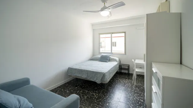 Private room in Carrer Germans Villalonga, Valencia (1400646) room image 2