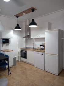 Appartement te huur voor € 300 per maand in Murcia, Calle Alba
