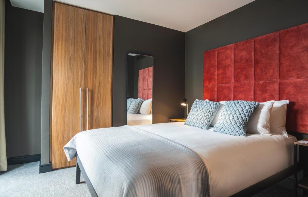 Apartment for rent for £5,196 per month in London, White Church Lane