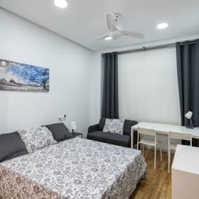 Private room for rent for €400 per month in Valencia, Carrer del Forn de l'Hospital