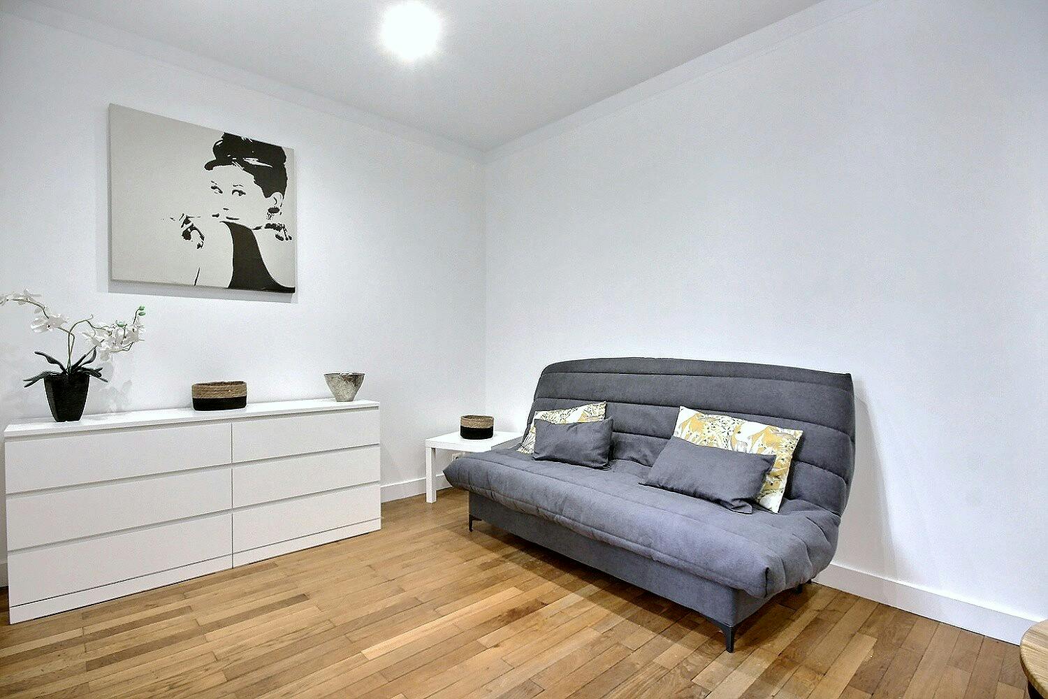 Studio for rent for €1,457 per month in Paris, Rue Raffet