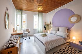 Apartment for rent for €2,000 per month in Coblenz, Pastor-Lang-Straße