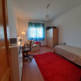 Private room for rent for €400 per month in Almada, Rua do Facho