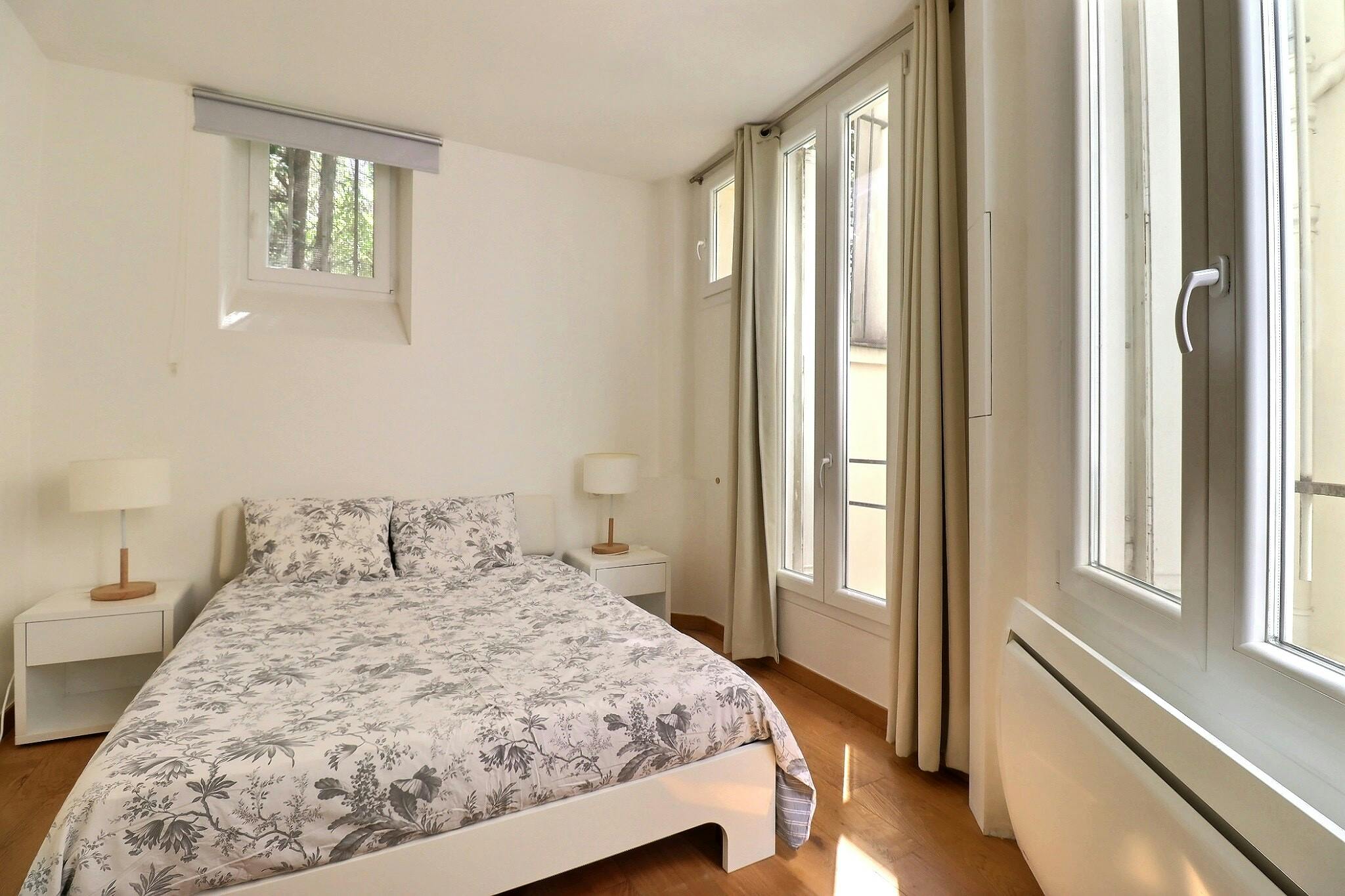 Rue des Tournelles, Paris preview