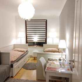 Apartment for rent for €3,600 per month in Hamburg, Sierichstraße