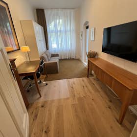 Apartment for rent for €1,200 per month in Berlin, Albrechtstraße