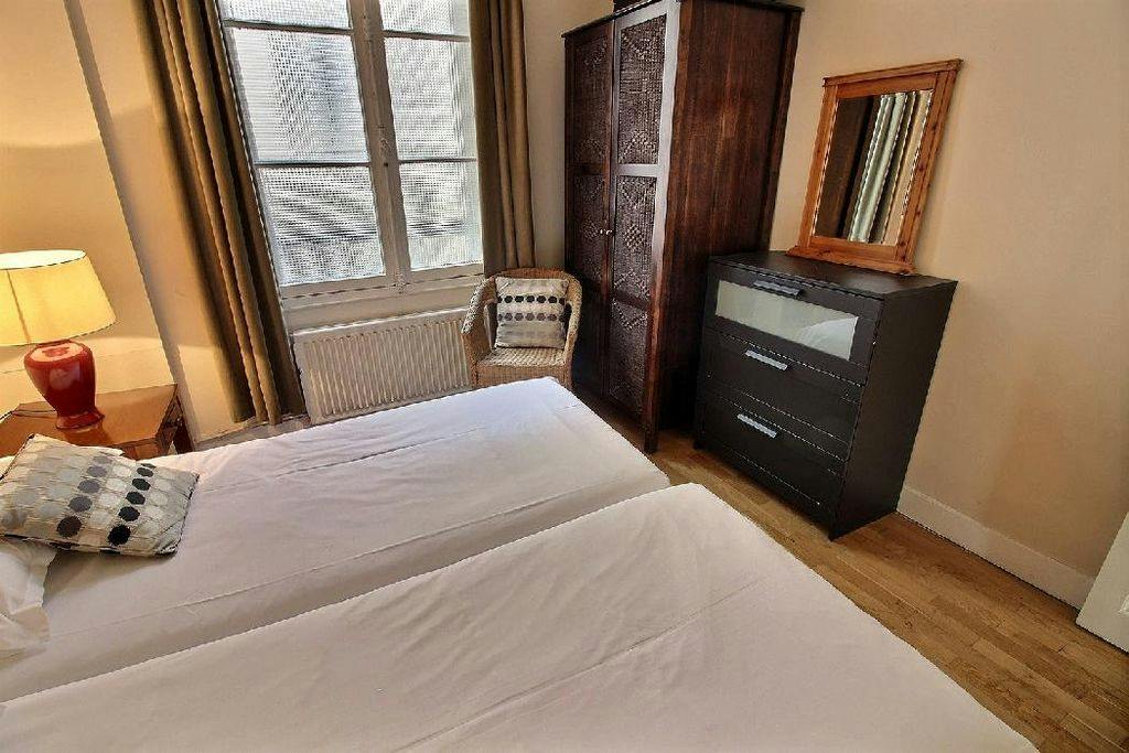 Shared room for rent on Rue de Sévigné, Paris - Vue 4