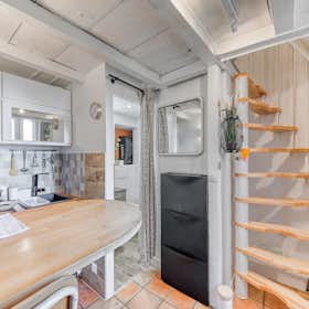 公寓 for rent for €1,380 per month in Lyon, Montée Saint-Barthélemy