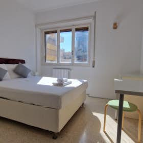 Apartment for rent for €2,800 per month in Rome, Circonvallazione Ostiense