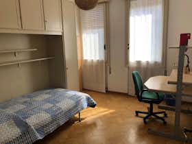 Cameră privată de închiriat pentru 330 EUR pe lună în Ferrara, Via Pomposa