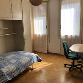Отдельная комната сдается в аренду за 330 € в месяц в Ferrara, Via Pomposa