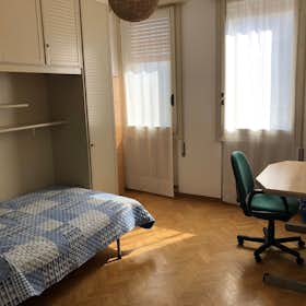 Pokój prywatny do wynajęcia za 330 € miesięcznie w mieście Ferrara, Via Pomposa