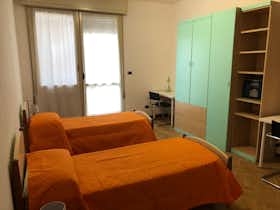 Pokój współdzielony do wynajęcia za 220 € miesięcznie w mieście Ferrara, Via Pomposa