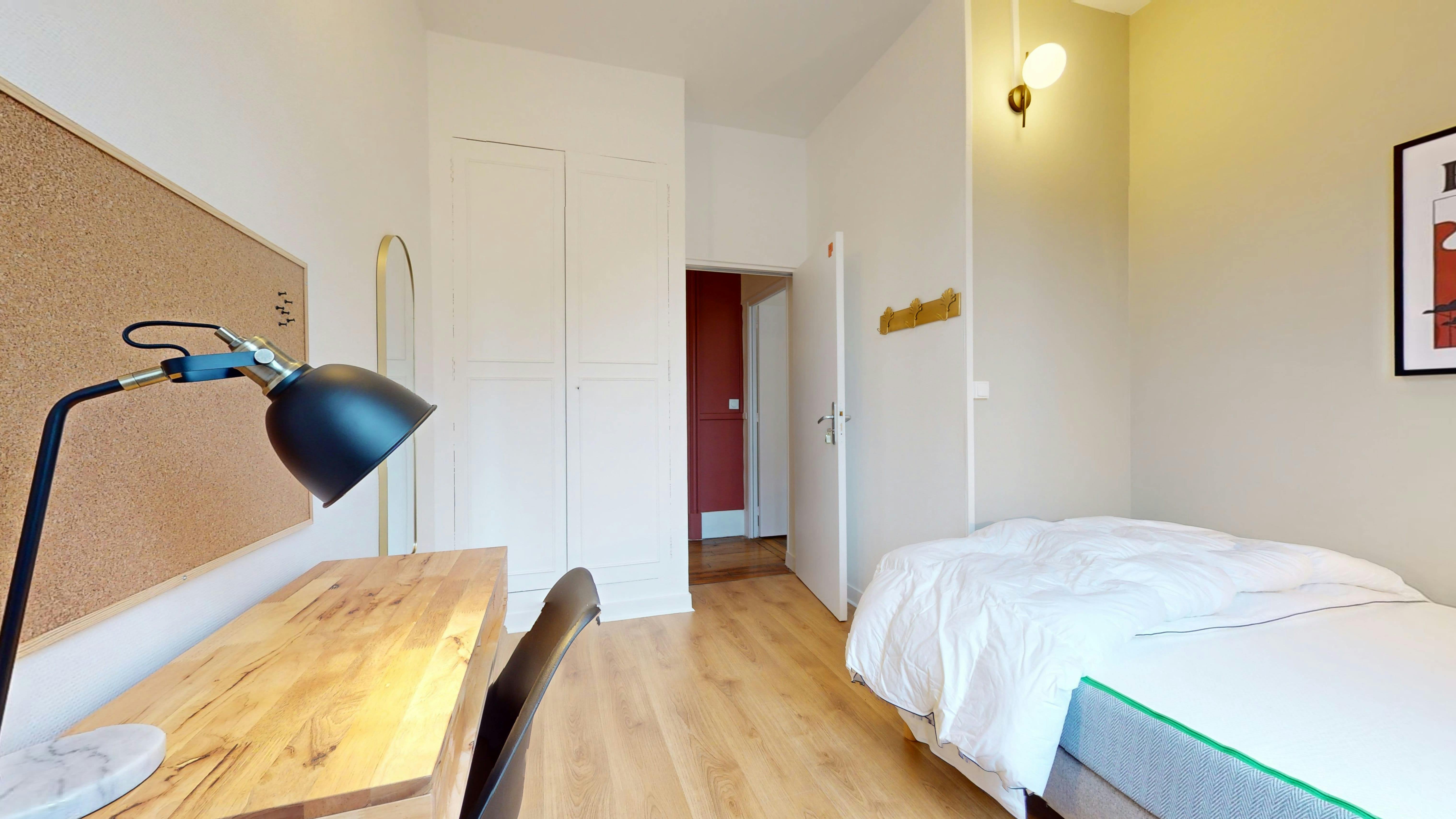 Private room for rent for €1,092 per month in Paris, Avenue Jean Jaurès