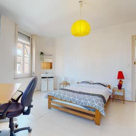 私人房间 正在以 €450 的月租出租，其位于 Roubaix, Rue des Fossés